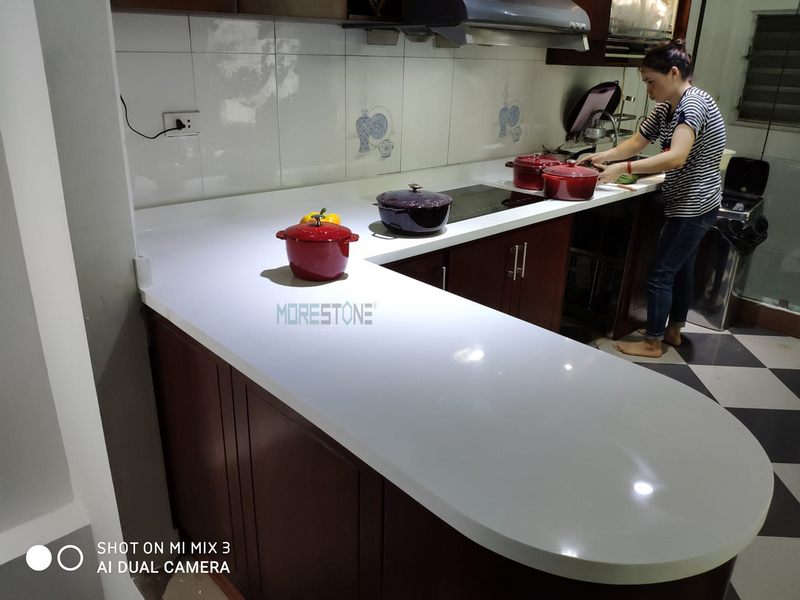 Tủ bếp chữ L được thiết kế đơn giản nhưng lại gây được ấn tượng với mọi người nhìn. Nó giúp các mẹ nội trợ có động lực voafp bếp nấu những bữa ăn ngon cho gia đình.